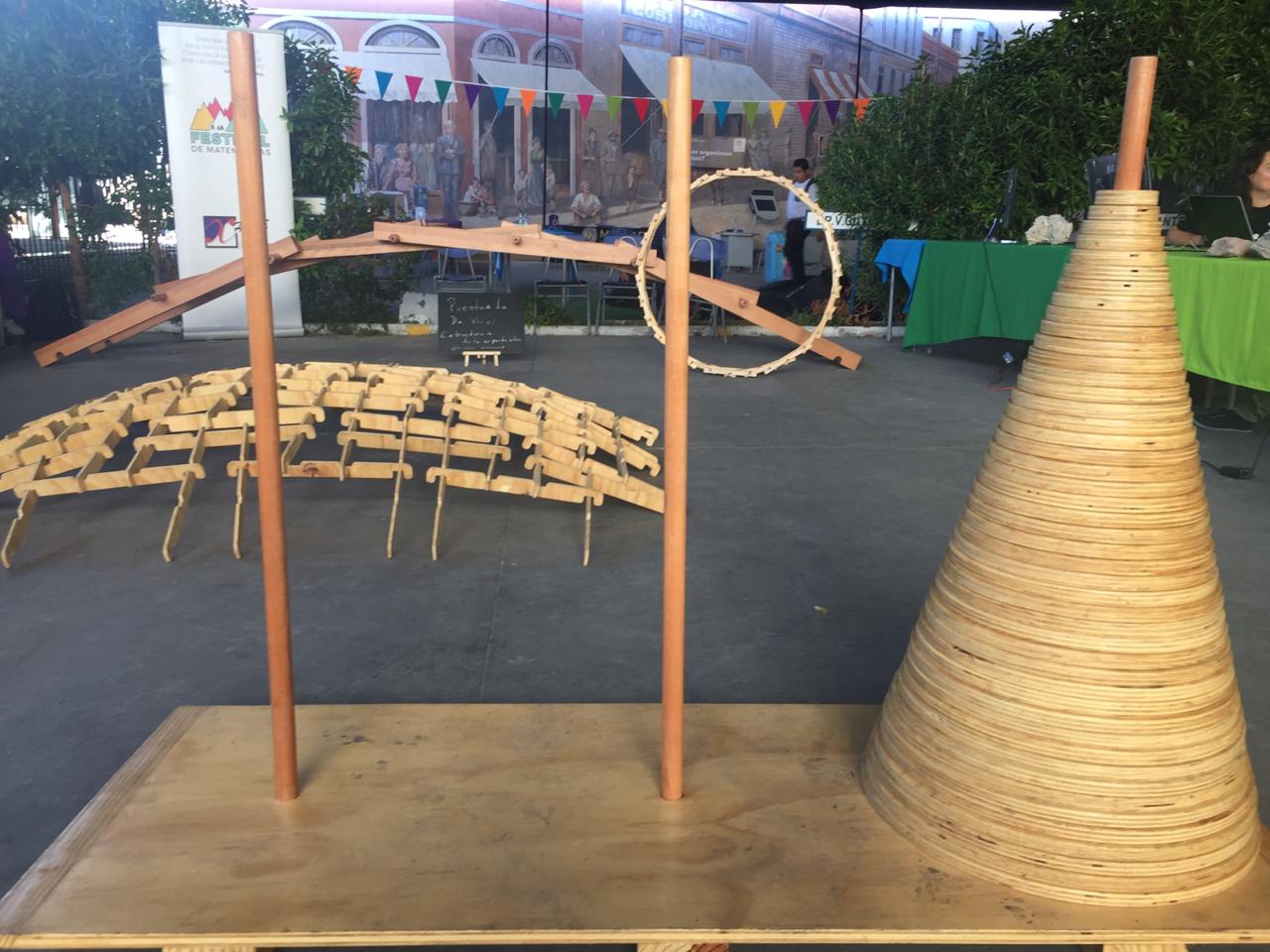 Torre de Hanoi gigante, puente, círculo y cúpula de Da Vinci, por Nicolé Geyssel y María José Moreno.