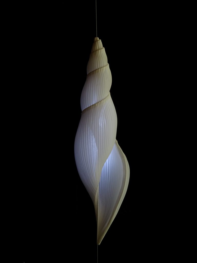 Variation G -suspendue, sculpture textile par Mélanie Nitting
